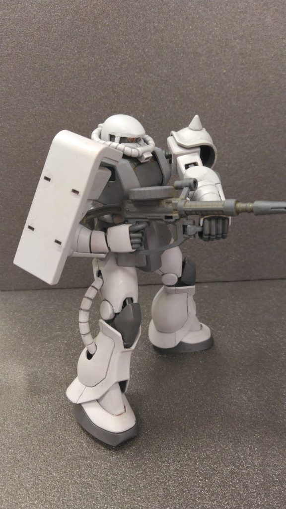 量産型ザクⅡは、市街地戦闘を意識したカラーリング。なお、元キットはシャア専用ザクⅡです。