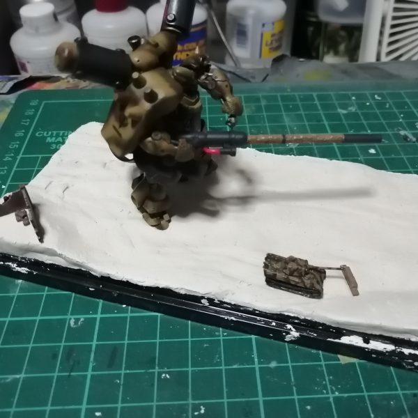 ヴィネット用の小物塗りました。100均の１円戦車です。1/350は丁度良いのでいつか使って見たかったのです。で、次は土台作りなのですが、粘土張って足跡と轍？付けました。このまま乾燥させます。（5枚目）