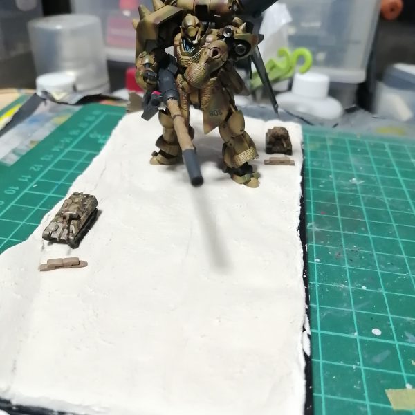 ヴィネット用の小物塗りました。100均の１円戦車です。1/350は丁度良いのでいつか使って見たかったのです。で、次は土台作りなのですが、粘土張って足跡と轍？付けました。このまま乾燥させます。（6枚目）