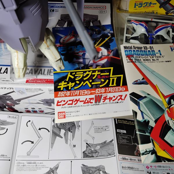 サクサク組みたくなって、どうもズゴック買い占めされて中の人居ない、キャバリア売れないということで大幅値下げ？。それで買いました。パチ組みしました、遊びましたの流れです。これ、シードズゴックだったらホント未塗装で十分だよなあ。なんかこうD1がプランプラン吊られてるのがなんともいえんです。キャバリアの方は塗るかもしれんですけど、d1のほうはやりません。左肘下から部品紛失やら、いつか2コ1でフレーム造って組み合わせるかもとか、新hg入手できたらそっちの方が楽だしで夢だけはつきません。ちなみにインジェクションは当時d1カスタム買ったと思い込んでました。最近間違いに気づいて落ち込んでたり。（2枚目）