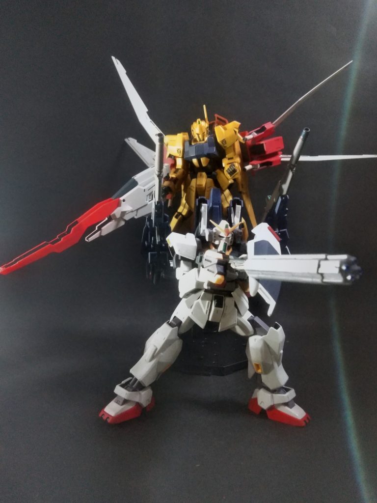 ライトニングバックウェポンシステム Mk-III(名前が長い💢)にはウイングに計4本のビーム砲兼ビームサーベルが実装されております😍💕機首部はビームライフルに成っており、砲身の展開機構で高出力ビームの発射を実現🤩🎶&nbsp;ビルドブースター Mk-IIのメインウェポンはビームライフルMK-Ⅱ × 2 挺此は両腕にも装着可👍ギャプランのバインダーライフルを参考にしているソウです🤔💭一緒にガンダム Mk-Ⅱ 本体の火力アップ用に４連ビームガトリングをコサエテおきました🙏