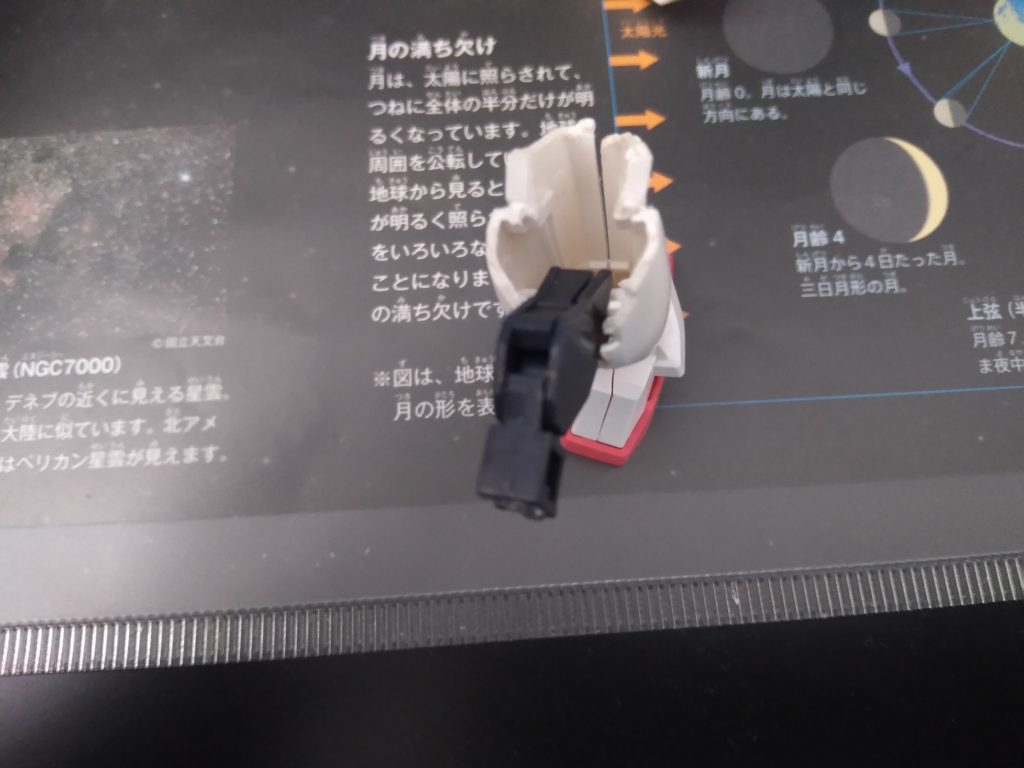 次に足、こちらはコアガンダムの足フレームを取り付けています。