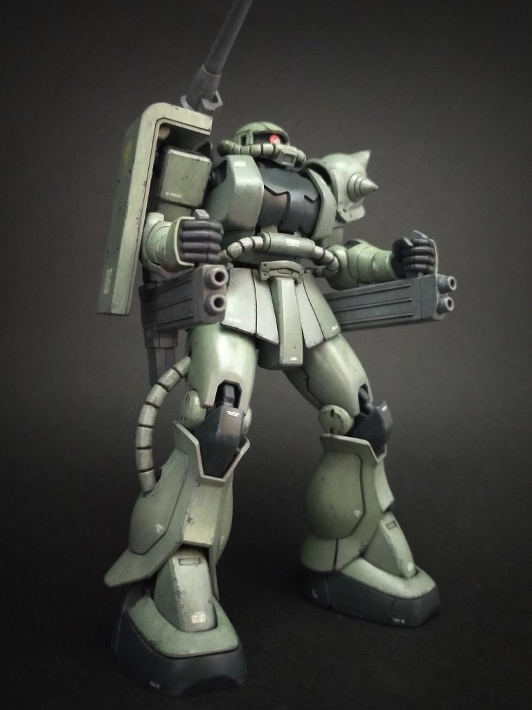 　HGUC‐234ザクにザク・ハーフキャノンのパーツを組み込んで作成したのですが、接続部分のオスメスがことごとく逆でポン付け出来ず加工に手間取り、また流用するパーツも試行錯誤の繰り返しで完成迄かなり時間がかかってしまいました。 &nbsp;理想のプロポーションを求めてミキシングとかではなく、部品を紛失＆破損して作れなくなったハーフキャノンのパーツを活用しようと思ったしだい。 最初はシャア専用ザクのキットを量産機カラーに塗るだけのつもりだったのですが、 思い立ったら手間がかかると判っていても遣りたくなるもので、時間をかけた分だけ一味違うザクになった⋯かな？