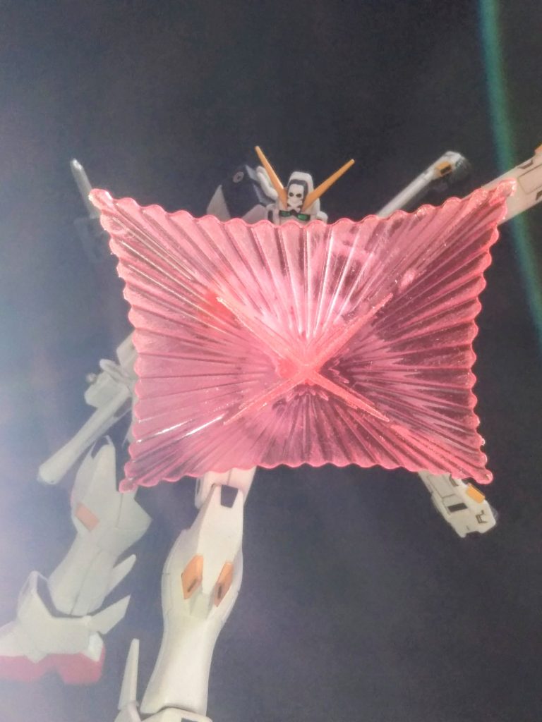 クロスボーン・ガンダムの型番はF 97🤔つまりF 91の直系機なのでビームシールドを標準装備しております🤩余談ですが、後に『ビームシールドによる大気圏突入」』を実行・成功させるという偉業をコノ子は果たします😅このビームシールドは特殊モデル😳ビーム発生角度、出力を調節し四角錐状のビームスパイクを形成出来ます😍ブン殴る👊用とイウ事ですね😁殴りつけた際に付くX 型の傷痕が焼き印に見えた事から『焼き印押し＝ブランドマーカー』の名が付いたそうな🧐ヒートダガーも二振りが両脛部に内蔵されておりまして🗡️🗡️ヒート状態はスラスターの余熱で刀身を熱するとか🙂経済的だ👍足裏から刀身を発射することも可能で、暗器としての側面も有します😌足癖が悪いってコト😏