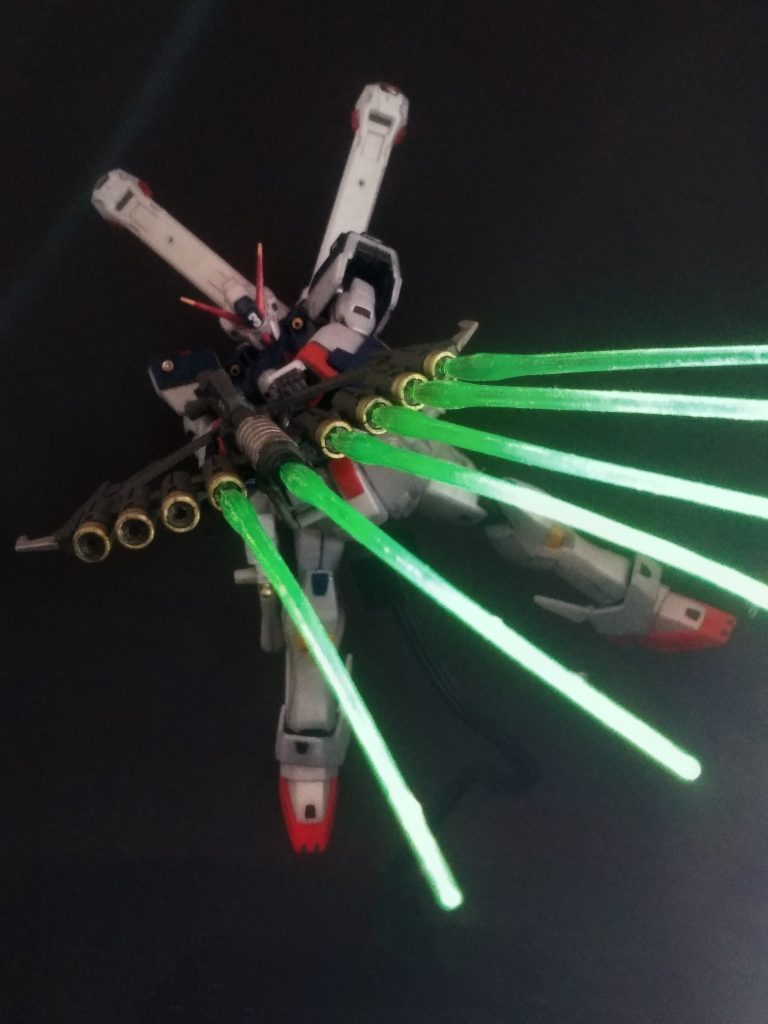 本来の登場はまだ先なのですがキットに同梱されていたので装備です😋武器名は『ピーコックスマッシャー』ライフル相当の9 基のビーム砲を配置😳その場にあったジャンク品を使って制作。弓部分のビーム砲はエネルギーの再補充ができず使用後は交換が必要🙃展開状態がピーコック(孔雀)に見える事が由来とか🤔