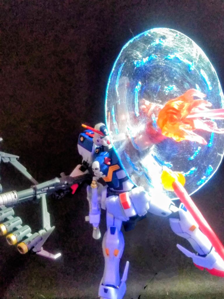クロスボーン・ガンダム X-3 の最大の特徴である『 I フィールド・ハンド』ブランドマーカーに替えて装備された特殊装備😍両前腕部に I フィールド発生機が内蔵され、掌から対ビームバリア・フィールドを展開する🙄当然実体弾には効果はないが、一方でビームシールドなら貫通するほどの艦砲やヴェスバーでさえもある程度逸らしてしまう😁腕に装備したメリットとして、ビームサーベルの様な I フィールドに対しても有効性を持つビーム兵器でも対応出来る🧐これは使い方次第で🗡️ムラマサブラスター🗡️ですら斬ることができない🛡️最強の盾🛡️となる(最終決戦ではディビニダドの大型メガ粒子を抑えこんでいる)使用時間105秒に対し冷却には120秒要する為、左右交互に使用した場合で15秒間機体が完全に無防備になるという大きな弱点がある😭&nbsp;I フィールド稼働中に見て欲しいヘッポコエフェクトもコサエテみました😌