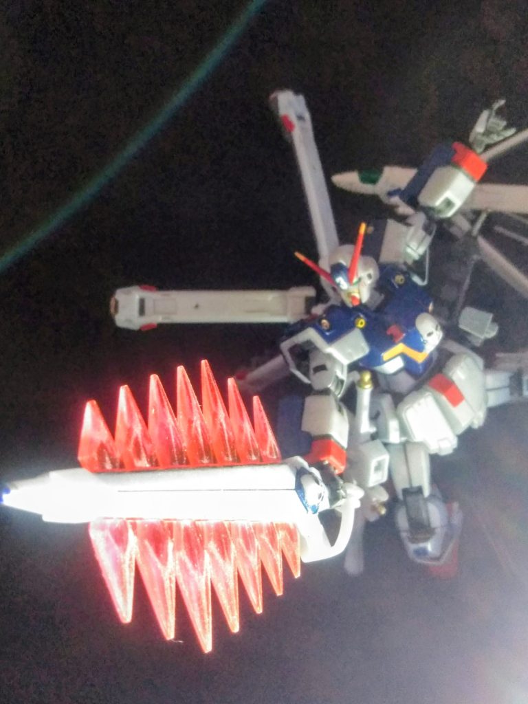此方もX-3ならではの武装『ムラマサブラスター』14 基のビームザンバーを並べた長大なビームサーベルと、先端に内蔵したブラスターガンで近接と射撃を両立したマルチウェポン🙌🙌🙌🗡️最強の矛🗡️を目指して作っただけあり14 基のビームサーベルをすべて発振した場合、X-3の&nbsp; I フィールド・ハンド以外で防ぐ事は不可能😍💕ブラスターガンはザンバスターより高威力のうえ、ハードポイントに接続すれば本体のエネルギーを上乗せして理論上は強力なビームを放てる👍その銃口からはロングビームサーベルを形成することも出来きるが、エネルギー消費も莫大で万が一のためにセーフティが設けてあるソウです😣&nbsp;後程木星帝国も本武装を真似た『モゾーブラスター』を開発😒ブラスターと銘打っても射撃武器は内蔵しておらず、片側側面のみに 7 本のビームサーベルを並べただけである🤣🤣🤣流石は模造(笑笑)(≡^∇^≡)X-1 のコアファイターも置いときます😆ザンバーとナイフ、Bサーベルも在りますがX-1と重複するので割愛です😋決して💦面倒だからじゃ在りません(´ﾟзﾟ)～♪