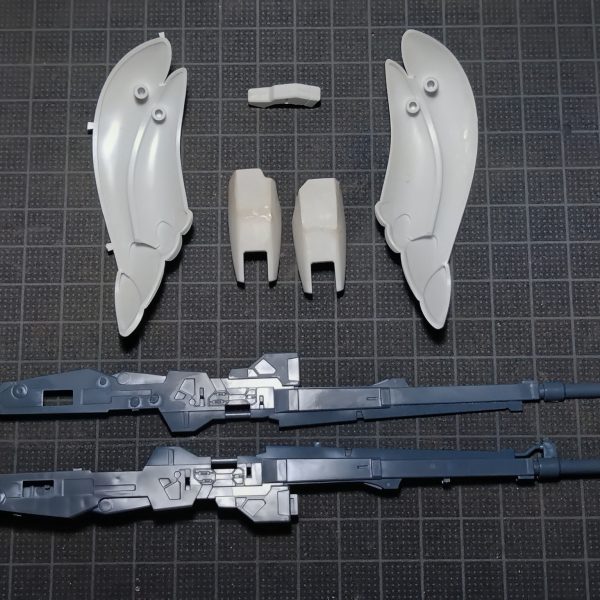 オマケネタも尽きかけで、たいして変わらずですけどゼロカスです。無理矢理でも画像upして退路を絶たないと完成する気がしません。やる気がないわけではないです。太ももようやく形とれて、最後に駄目押しで瞬着つけて、仕上げヤスリ前段階です。ライフルはヤスるだけではヒケが深いので一部ゼリー状瞬間。これで他部品のヒケはヤスリだけで済みそうだしで淡々といけるか思っていたら、羽根裏丸見えなの忘れてました。新たに気を遣う作業が出来てしまいました。ということで羽根の端を薄く丸くやってます。終わらん。(ちなみにライフルが赤っぽいのが今回のAI補正)ところでキャバリアーのほうは、撮影後の画像処理段階で、古いオフライン作業用pcが熱でいかれて安定せずで、なんとか安定した時に急いだんで手を抜いたわけではなくてだけど、せっかく見てくださった方で不満を感じた方がいたら申し訳ないです。騙し騙しつかってた内蔵cd、dvdROMが逝ってしまいました。無理くりのおまけのf91です。材質の違いで黄変が変わってます。大体　　　35年モノ。（3枚目）