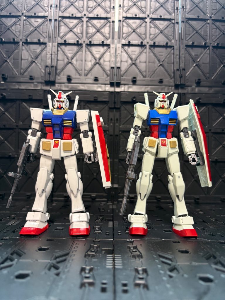 今回投稿の旧HGUC(左)とリバイブ版(右)との比較です。旧HGUCはズッシリしたスタイルで力強さを感じますね。これぞガンダムって感じがします。ただし可動域は狭いです。リバイブ版はスタイル重視、可動域がよく、ポージングを取るには最適です。ただし、比べると、明らかに細いです。また、白い部分は少し青みがかっています。