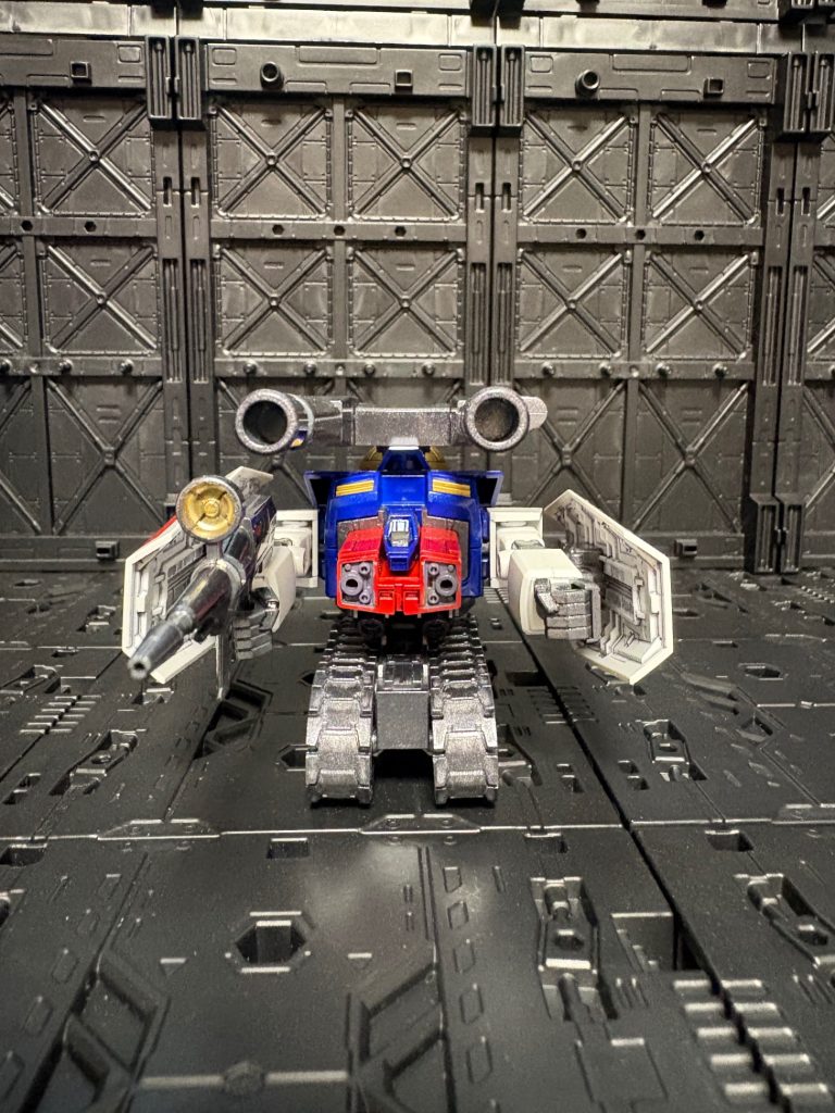 G-BULL正面。どちらが前？と思いますが、こちらが正面です。コアファイター側での操縦。ガンダムの腹部が剥き出しになる弱点がありますが、モビルスーツのパイロット自身が操縦、戦闘を行えます。また、Gパーツ側で操縦も行えます。&nbsp;&nbsp;&nbsp;
