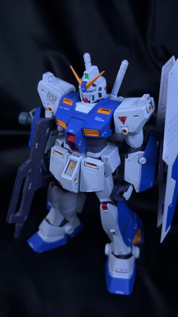 今回は通常時はヒロイック感、チョバムアーマー装備時は重厚感を味わえるように意識して制作しました！具体的にはアレックス本体はそれぞれの色の発色が良くなる下地で塗り分けてから本塗りしました。チョバムアーマーは設定画よりかなり暗くし面が広いところには大きいマーキングを施してディテールアップ+重厚感アップを図りました。