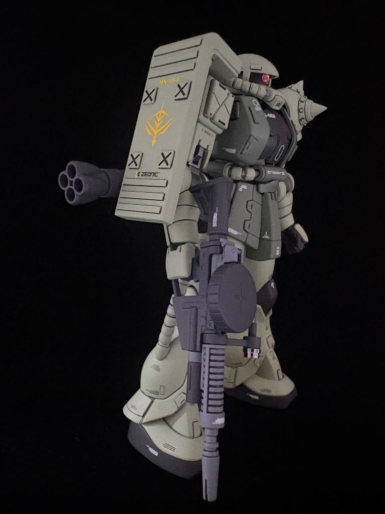 肩に貼り付けたビルダーズパーツのMSアーマーは我ながら良いアクセントかと思います😁ただシールドの✖️のついたディテールアップパーツは無くても良かったかな😅ザクマシンガンは元々付いていた物からシステムウェポンキットの物に変更しています、後期型のマシンガンだったかと思います