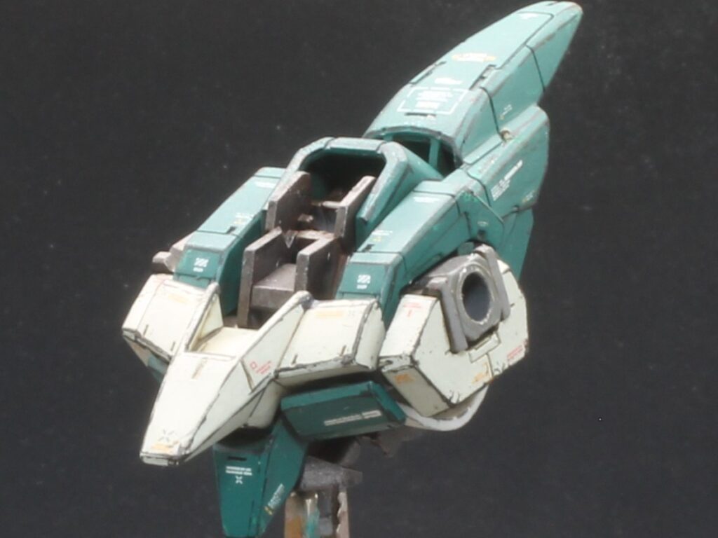 ガンダムタイプでは見ない戦闘機のような形状が特徴な胴体。しっかり平面を出してデカールを貼り、マーカーで線を描き込むとかっちりした印象になります。