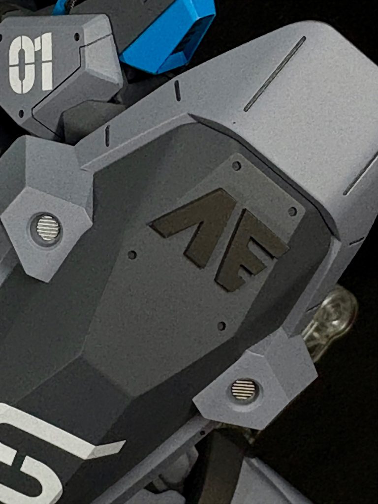 メッサー はアナハイムエレクトロニクス製らしいのでシールドで全力アピールです。プラ板から切り出してペタりと貼りました！