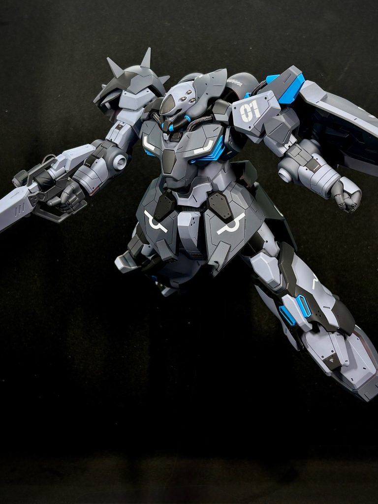 デカール類、いつもは極小のコーションデカールをたくさん貼るんですが、今回は変わったデザインのもの（GMデカールさんのダイナミックカーブ）を思い切って採用しました。100点ではないですが、こういうのもアリかなって感じです。シールドのでかいのとフロントスカートの『ひ』みたいなやつは気に入ってます。