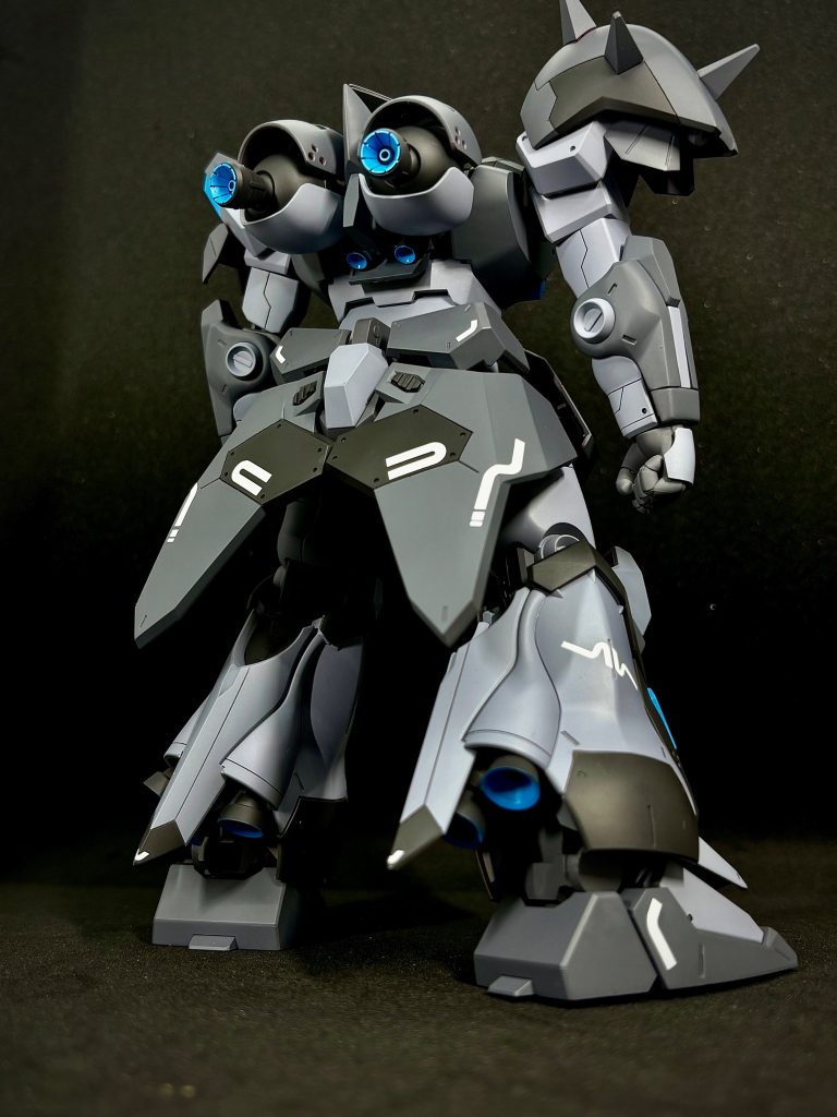 量産型のくせしてやたらとどっしり感があるやつです。実際ふつうのHGより遥かにデカいです。高さ1.5倍、体積3倍あります。