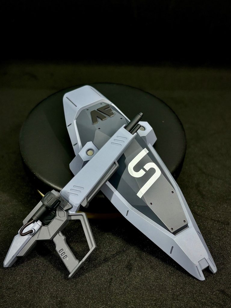 付属の武装はシンプルです。ライフルとシールドのみ！あ、ビームサーベルもあるか。ライフルはスプリングでちょいディテールアップ⤴️ あとは頑張って塗り分けしました！このライフルの塗り分けが1番面倒だったかもしれません。