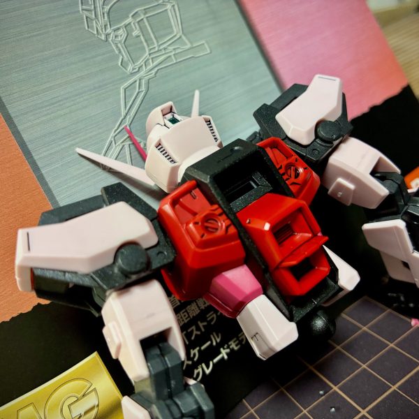 さて、今日は写真付きでMGストライクルージュの進捗です全ての黒パーツに黒サフ▶︎ガンメタル塗装を終え、いよいよ組み立ての時間に入りました。塗装はほとんど終わりです！残るはエールストライカーパックのダクト？を黄色に塗るぐらいです(これはスプレーが届いたら進めます)初めてのMGとあって、まずはパーツのデカさと組み立てた時の各部位のデカさに驚きました(塗装中に気づけ)HGやRGも好きですが、やはりMGは持った時の「しっかり感」が強いと感じました。安心感があります。組み立て自体は特に苦戦することもなく、パーツ数がめちゃくちゃ多い訳でもないので楽しく組めました。今日のところの組み立て進捗は写真にある通り、頭部 胸部 肩部 腕部です。ガンメタル塗装が思ったよりも満足感が高かったので、早くシールドやライフルも組み立てたいです。&nbsp;そういえば初めてツインアイとセンサー部分を塗装してみました手が震えましたがハミ出しも特になく出来てホッとしています（2枚目）