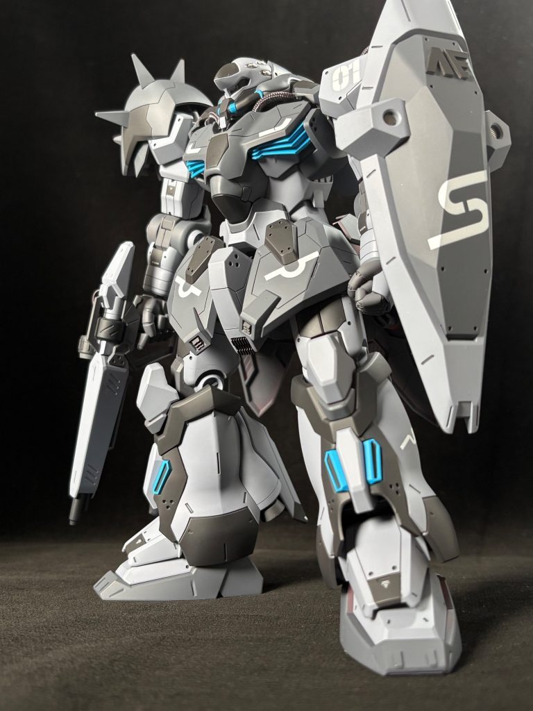 思ったんですが、グレーってかっこいいなと。とりあえずグレー吹いておけばガンプラってのはカッコよくなります。サフ萌えっていうじゃないですか、ガンプラとグレーは合うんですよね。これは真理です。グレーで濃淡付けて吹けばもうサイコーです。