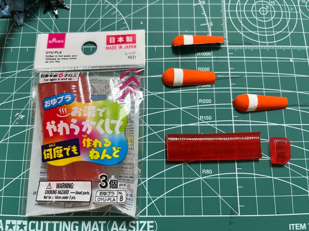 フェアリングユニットは、ターナーのアクリルガッシュのパーマネントオレンジとボワイトで塗装。爆炎は100均のお湯で柔らかくなる粘土で制作。