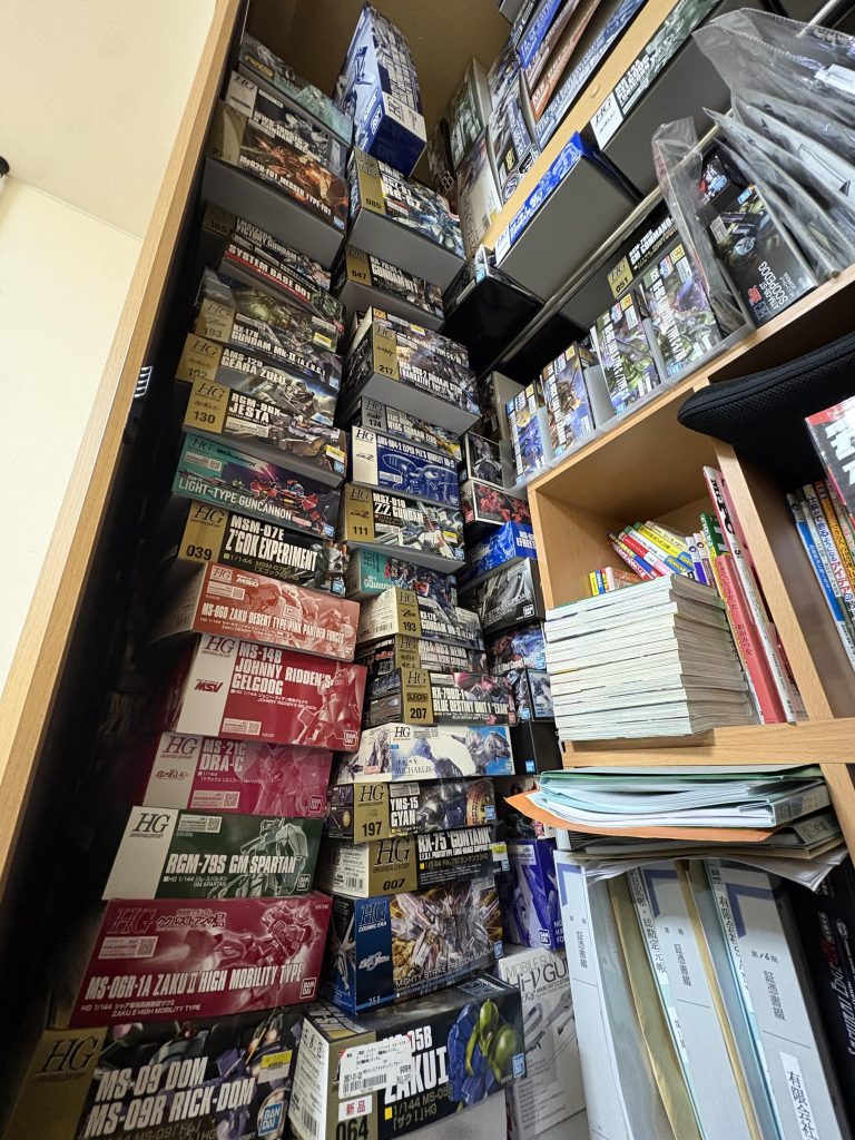 作品名：この世から去る前に完遂したい😅<p>我が家の罪プラで御座る😅 クローゼットを開けて左側。2枚目が上方。3枚目が1枚目の後ろの列を隙間から撮影してみたで御座る。 先月数えた時は、163個の罪プラを確認したで御座る。内20個くらいはヤマトやザブングルなんかも混 [&hellip;]</p>
