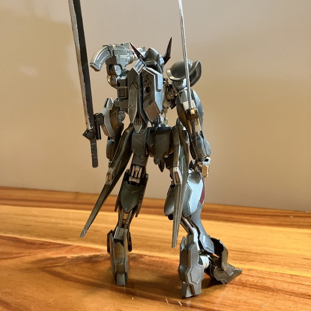 せっかくなので武器は大小二つの太刀のアダプト風に背中にはオリジンガンダムのキャノンを装備