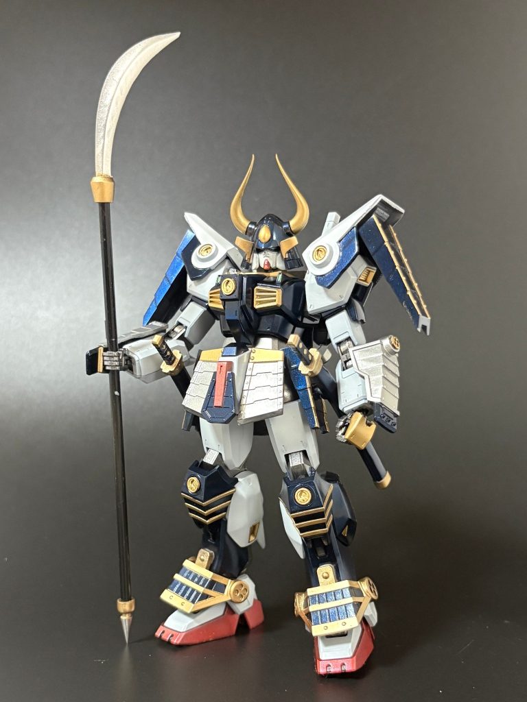 ナギナタを構えて。プリズムブルーブラックは光が当たる角度によって青く見えたり黒く見えたりとても良い塗料ですね。当時のモビルスーツ戦国伝のほか、元祖SDでもかなり深みのあるカラーだったので、今回ぴったりのイメージでした。