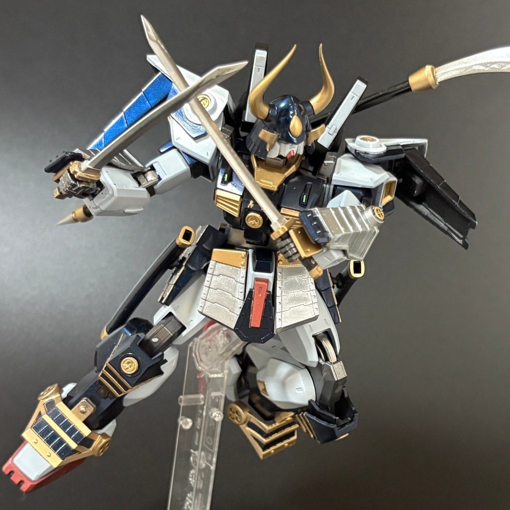 摩亜屈の代名詞。二刀流に構えて。ベースキットはHGUC REVIVEなので、稼働は優秀。バッチリ決まります！