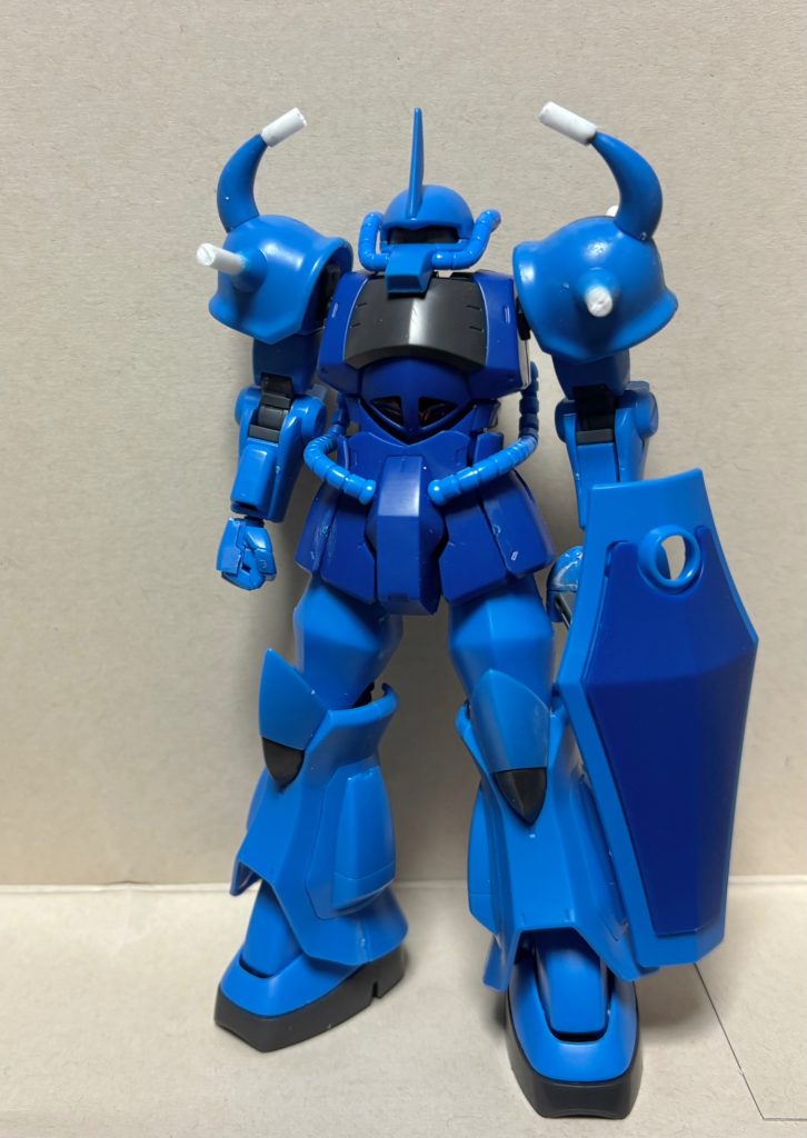 素組？の状態で。こう見るとリバイブ系のガンプラ特有の細さが目立ちます。プラ棒からスパイクを削り出すやり方は自分には合わず、何度も折れてしまいました。