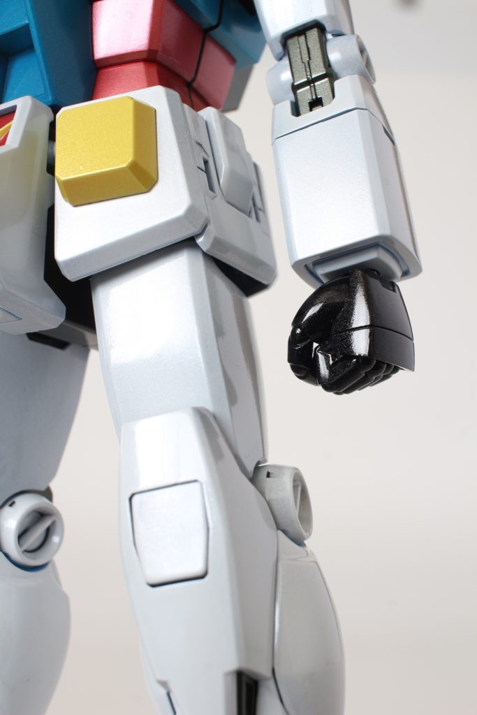 コトブキヤのハンドパーツBに交換貴重な1/100基準のハンドパーツこの丸指を手に入れた事で今回の超合金風の方向性が決まった
