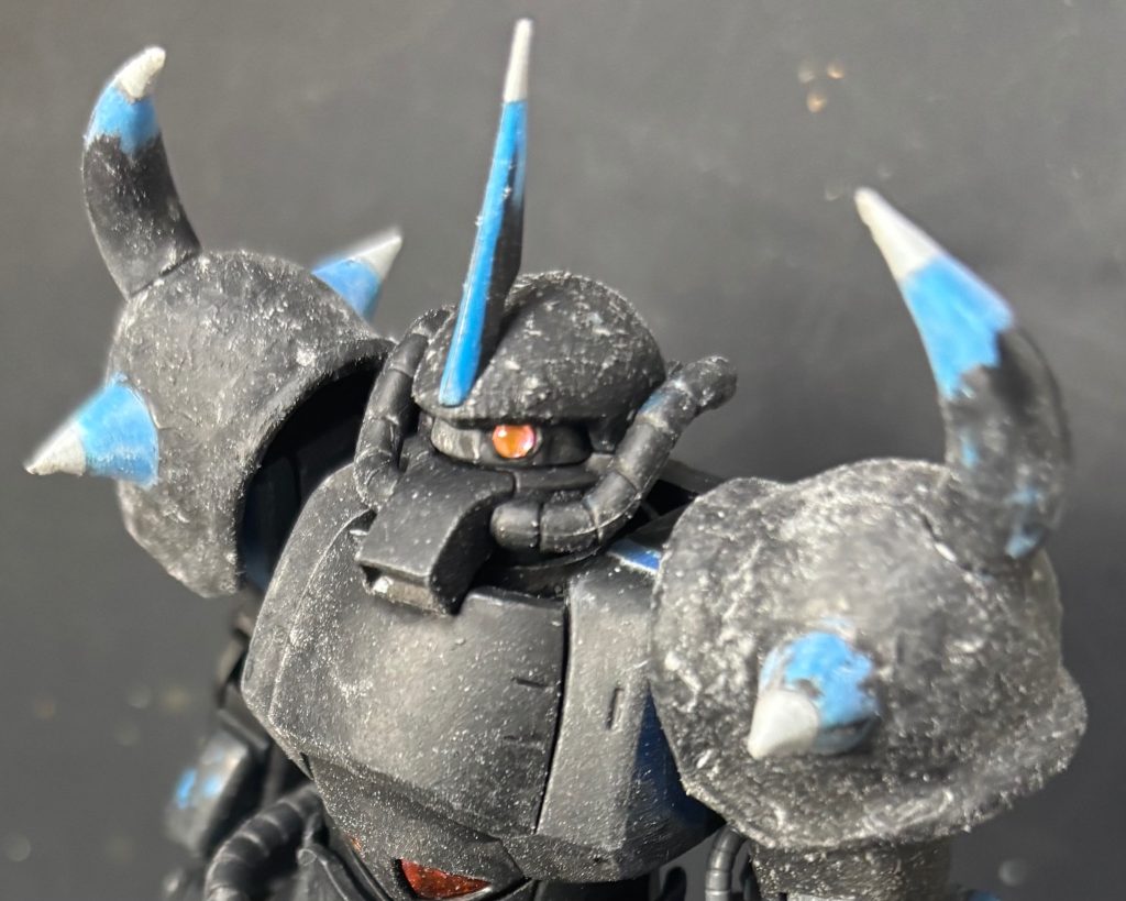 サフを吹いた状態。スパイクはプラ板の積層です。また、モノアイはHアイズに交換。各部にモデリングペーストによって鋳造表現をしています。