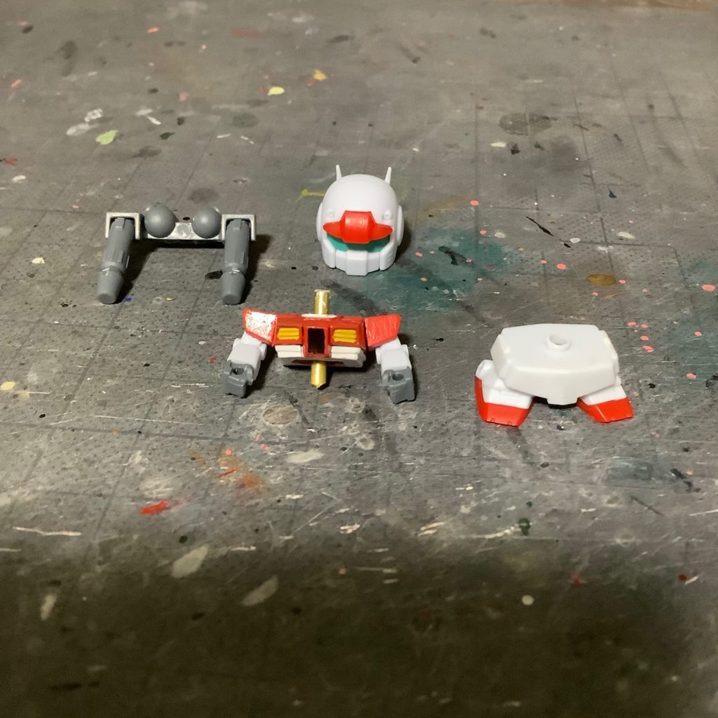 ガンダムのボディに2mmの真鍮線を通して首に0.5mmのプラ板貼付けコクピットパテ埋め､下半身削り込み､部分塗装