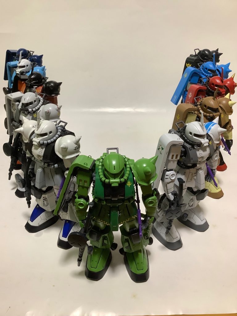 バンダイの並びを真似しましたが広いスペースが無いので窮屈に…ザクの日にさらっと紹介していますが正面だけだったので後ろからの写真も撮りましたので改めてどうぞ(相変わらず撮影は下手ですけど)