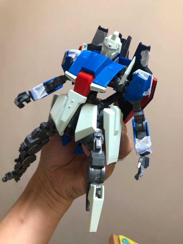 制作途中①グレイズのフレームを合わせていきます。胸部パーツは大きすぎるので調整しながらカットしました。なお、腕部の基部の白い板ですが、今回は可変機構から除外しました。