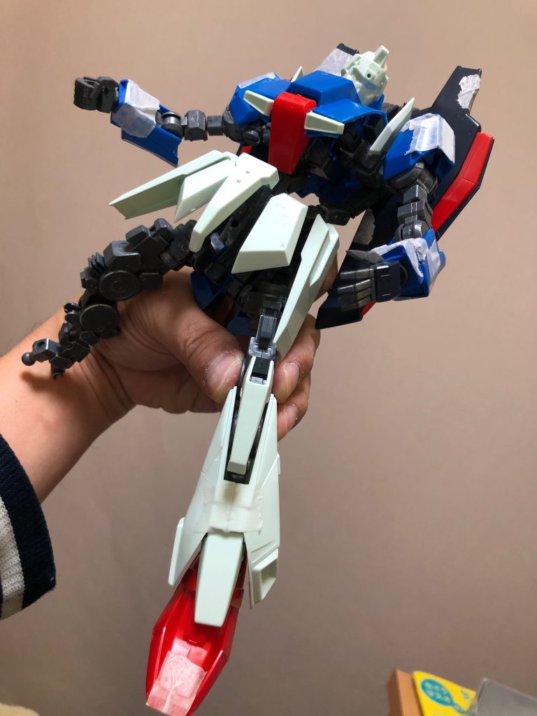 こちらは旧キット1/100Zガンダム改造中の画像です。内部フレームに旧キット1/100Zガンダムの装甲を被せていきます。