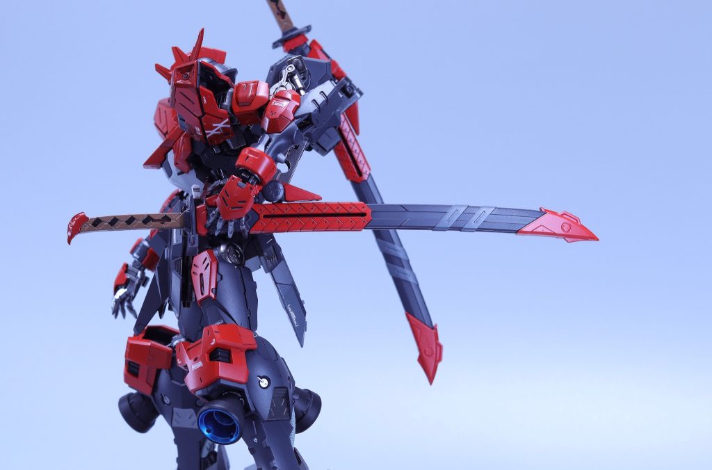 バックパックを可動させ、腰から抜刀する事も可能。その際にはサイドアーマーを外さないといけない、ここは反省点。