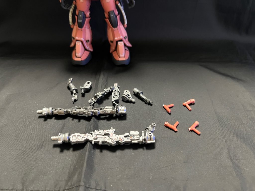 アドヴァンスMSジョイントに着色して可動部を割ってしまう！ピンク色のランナーは、パイプの継ぎ手に流用。