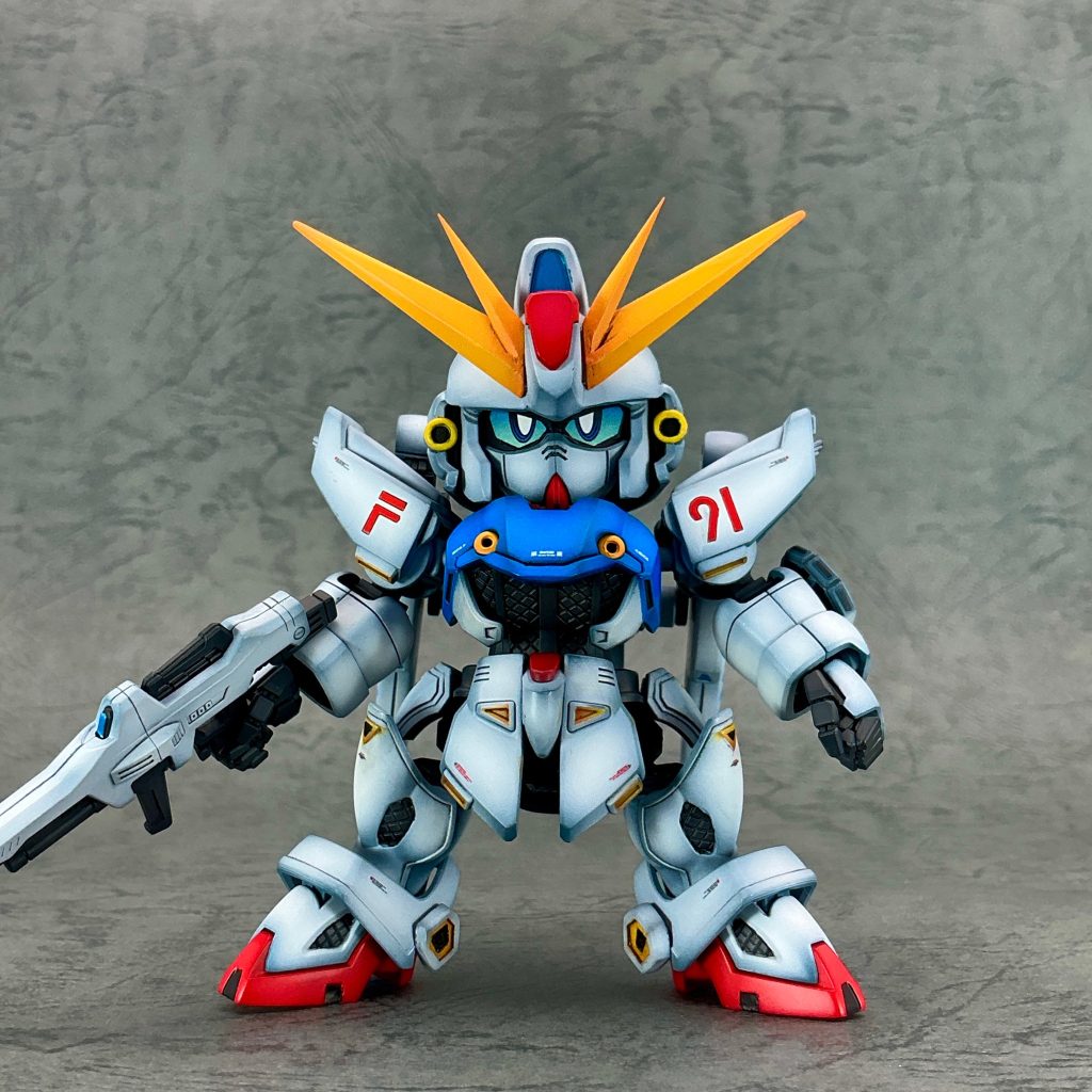 頭部- 兜（ヘルメット部）は合わせ目消し＋パテで網目を一掃- ブレードアンテナは、ジャンクパーツとプラ板を組み合わせてシャープに新造- バルカン砲をピンバイスで開口- 目つきを鋭くするため、ひさし部をパテとプラ板で盛り足して鋭い眼光を再現- フェイス面に入る2本のラインはキットのままでは短く感じたため、長さを延長してキリッとした表情に胸部- 前面にある丸いディテールはオミットして、すっきりとした面構成に変更- マシンキャノン部を開口腰部- フロントアーマーはHGUC F91のパーツにまるごと差し替えでボリュームUP- サイドアーマーは元の3mm穴を一旦埋めた上で、逆三角形のモールドを新たに追加してディテールアップ腕部- 肩アーマーもHGUC F91のパーツに差し替え- 単純な接着ではなく、ネオジム磁石を仕込んで接続することで、可動域や着脱のしやすさを両立- シールドの忍エンブレムを削り落とし、こちらにも逆三角モールドを追加- ハンドパーツはWaveの角Sハンドに変更し、武装の保持力と見栄えを向上脚部- ふくらはぎ部に見られる網目状のモールドは頭部同様パテで埋めて滑らかな面に- くるぶし付近の丸モールドは六角モールドへと変更し、ブーツ両サイドには彫り込みを追加してディテールUPバックパック- 肉抜き穴をプラ板と市販のディテールアップパーツを組み合わせて埋没処理- 単に塞ぐだけでなく、市販パーツのモールドを活かすことで作業と見栄えを両立武装- ビームライフルはHGUC F91のパーツをそのまま流用- ヴェスバーも同様にHGUC F91のパーツを流用。合わせ目消しと後ハメ加工を施した上で、ジョイントパーツを介して本体へ接続