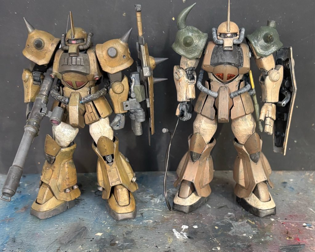 前回製作したグフ(未投稿)と並べて。比較すると、改造のポイントこそ少ないものの、より丁寧な加工を目指しました。そして、塗装に使用した色数は減りましたが、遜色ない重厚な筆の塗面になってくれました。