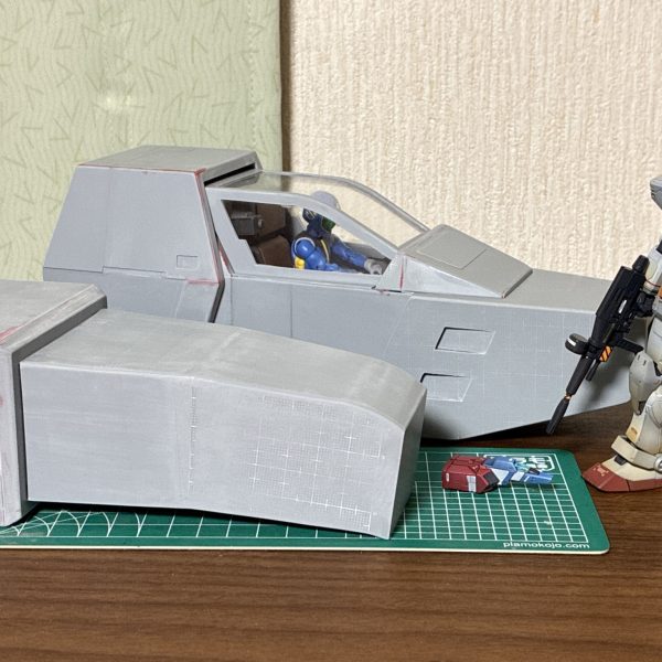 1BOXプレバンで予約していたV作戦ビスケット、10個入りでガンダム2、キャノン3、タンク2、Gファイター2、武器セット1の良心的内容でホクホクでした😃こういう物は旬の内だと思うので、いったん割り込みで、この連休で仕上げることにしました。納得できる程度には可動化できたので、後は塗装で完成です。特攻シーンの方はでかいスクラッチの大変さを思い知らされてます😅（5枚目）