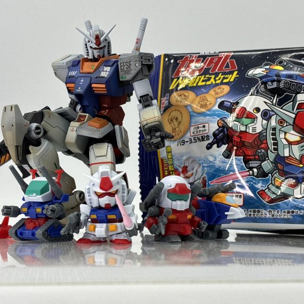 1BOXプレバンで予約していたV作戦ビスケット、10個入りでガンダム2、キャノン3、タンク2、Gファイター2、武器セット1の良心的内容でホクホクでした😃こういう物は旬の内だと思うので、いったん割り込みで、この連休で仕上げることにしました。納得できる程度には可動化できたので、後は塗装で完成です。特攻シーンの方はでかいスクラッチの大変さを思い知らされてます😅（2枚目）