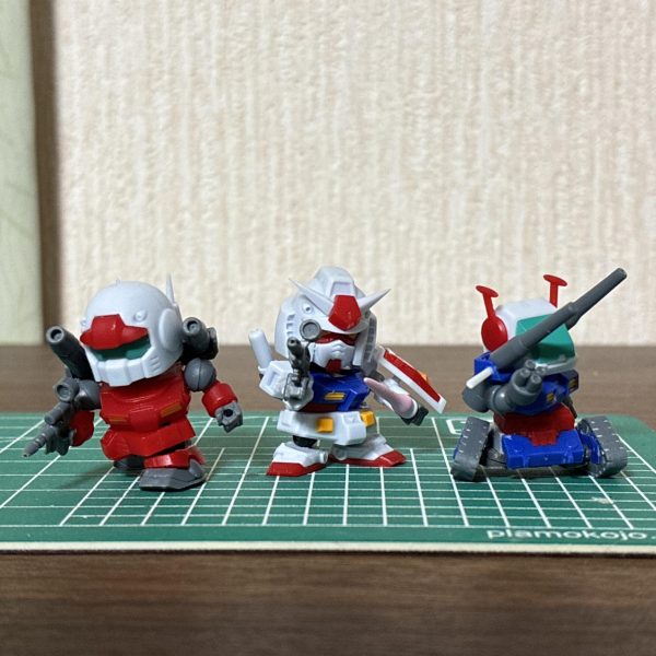 1BOXプレバンで予約していたV作戦ビスケット、10個入りでガンダム2、キャノン3、タンク2、Gファイター2、武器セット1の良心的内容でホクホクでした😃こういう物は旬の内だと思うので、いったん割り込みで、この連休で仕上げることにしました。納得できる程度には可動化できたので、後は塗装で完成です。特攻シーンの方はでかいスクラッチの大変さを思い知らされてます😅（3枚目）