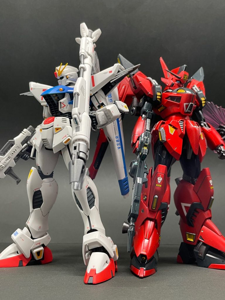ヴェスバーつながりで、MGのF91と。1/100なのに場所を取らないこの時代のMSはREでどんどん出してほしいです😁