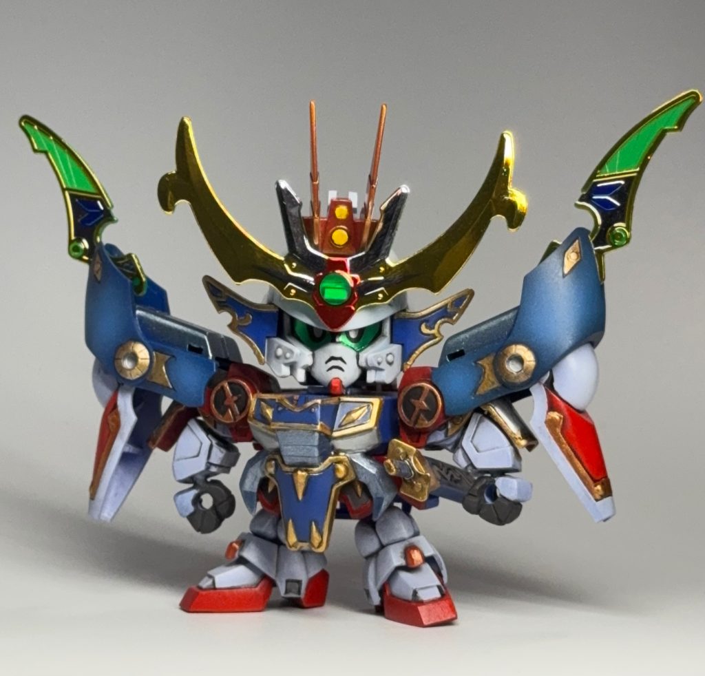 戦闘形態脚を少し伸ばし、手首を大きくすることでデカい肩鎧に負けないように全体のバランスを調整しています。