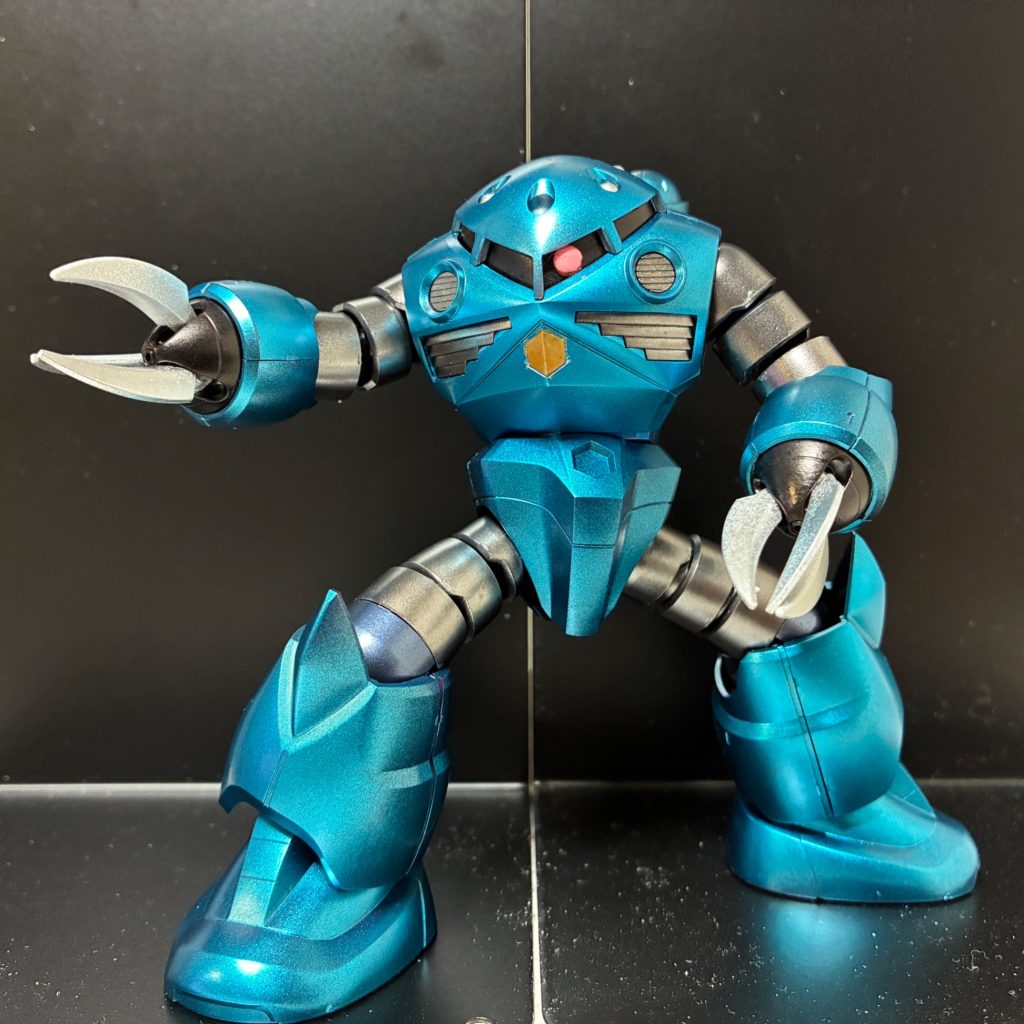 腕と太ももはヘビーガンメタリックにしました👍膝の部分の関節はダークブルーメタリックで色分けボールジョイントはプラプラしてたので関節補強ペンで固めにしてあるのである程度ポーズつけれます🙆‍♂️クローはシャインシルバーで塗りましたがちょっとムラになってしまったのでそこだけが後悔😱