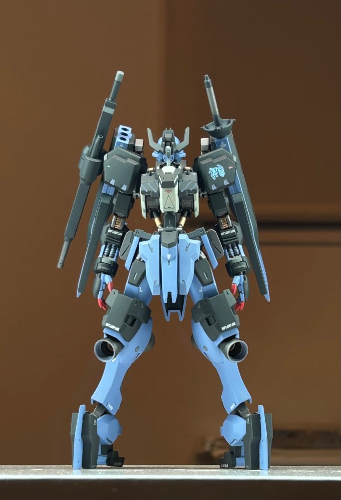 肩とサイドアーマーをHGヘイズルのものに、足首はHGニュウレンとヴィダールの踵を使ったものに変更しています。純正の首がポリキャップパーツだったので塗装がし易いHGディランザのものへ変更しています。ハンドパーツはOPパーツセットのヴィダール用平手をシャープ化、アクセントとしてヘイズル由来の赤い指先を採用しました。