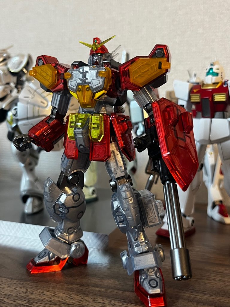 とても高くて手の出せないメカニカルコアメッキ風にしたくて、ガンダムマーカーのメッキシルバーで塗りました。細かいところは塗料皿に出して筆でヌリヌリ。クリアーモデルのゲート跡をヤスる作業など結構大変でした。