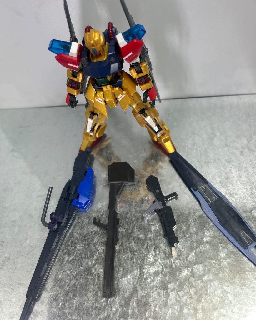 武器。(ryライフルの銃身が紛失したのでビームサーベルの発振機を付けました。あと背中にマウントしたかったので、バズーカの装着部を移植。バズーカはそのまま。メインウェポンはロングレンジライフル。シールドはガンダムmk-iiiのものを筋彫りを埋めて使用。