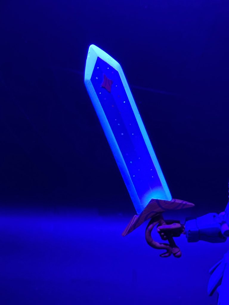 刃と、一部の星に蛍光クリアを使用したので、ブラックライトで光る。