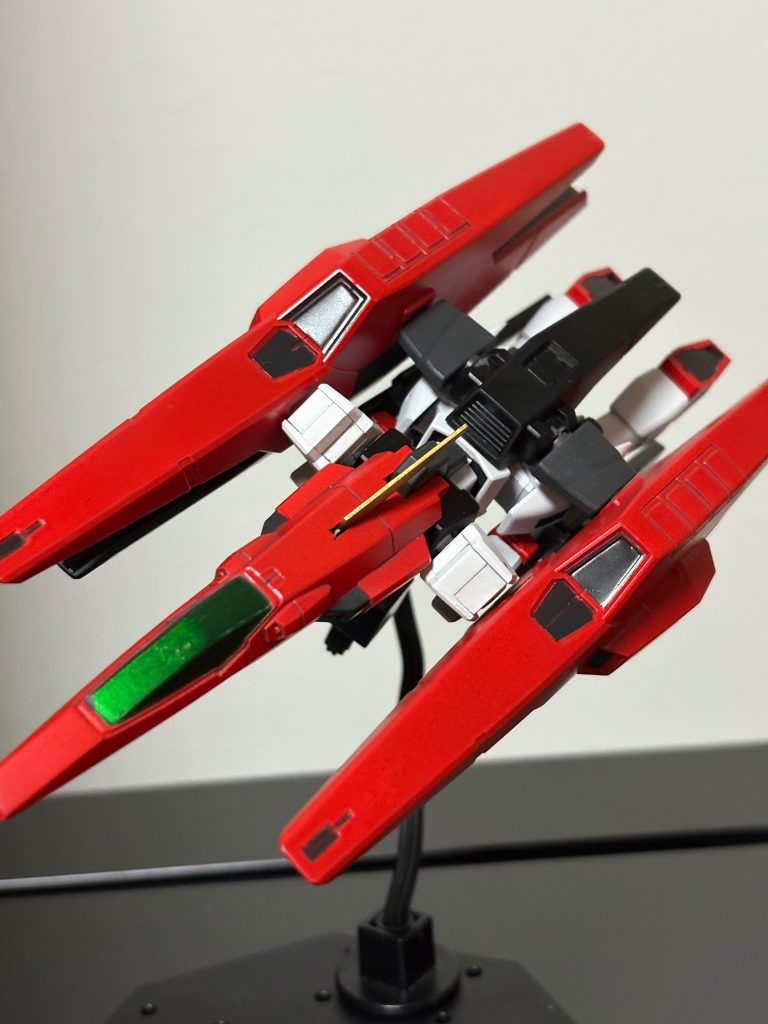 結構小型な機体のため構造がかなり簡素で、少し可動域が狭いかなと言った感じです。ただでっかいバインダーがあるおかげで、表情はつけやすいと思います。このサイズでもキチンと劇中通りの可変ができます。この状態だと結構収まりがいい気がします。